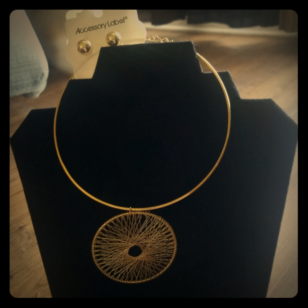 Necklace and earring gold tone choker